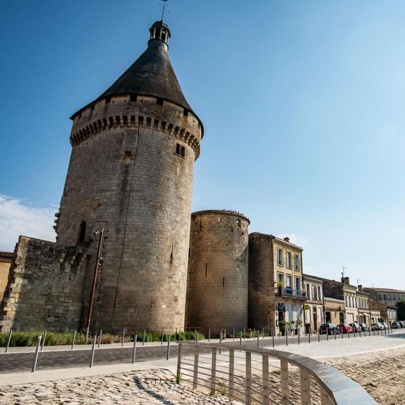 Logis Hotel De La Tour Libourne Exteriör bild