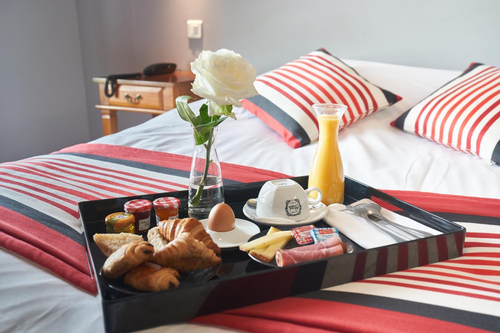 Logis Hotel De La Tour Libourne Exteriör bild
