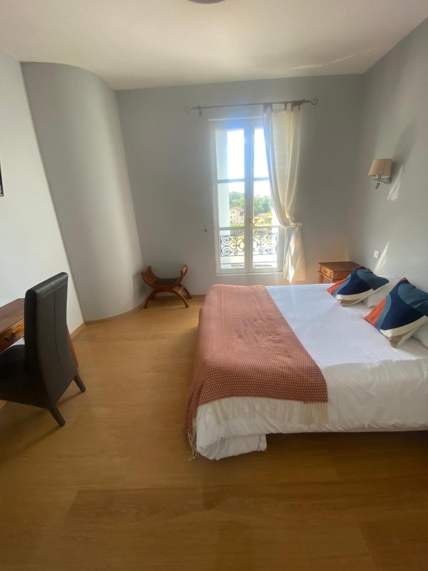 Logis Hotel De La Tour Libourne Exteriör bild