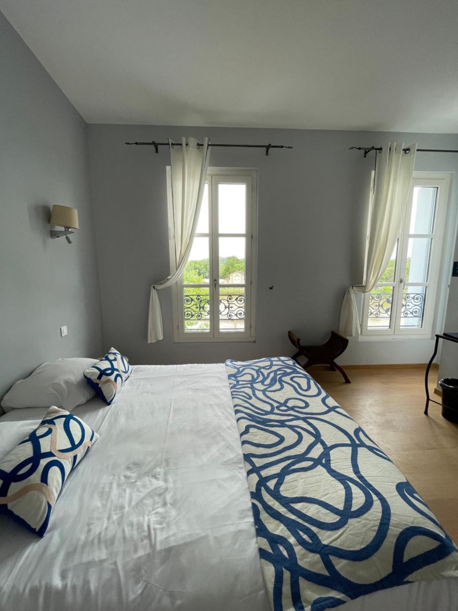 Logis Hotel De La Tour Libourne Exteriör bild