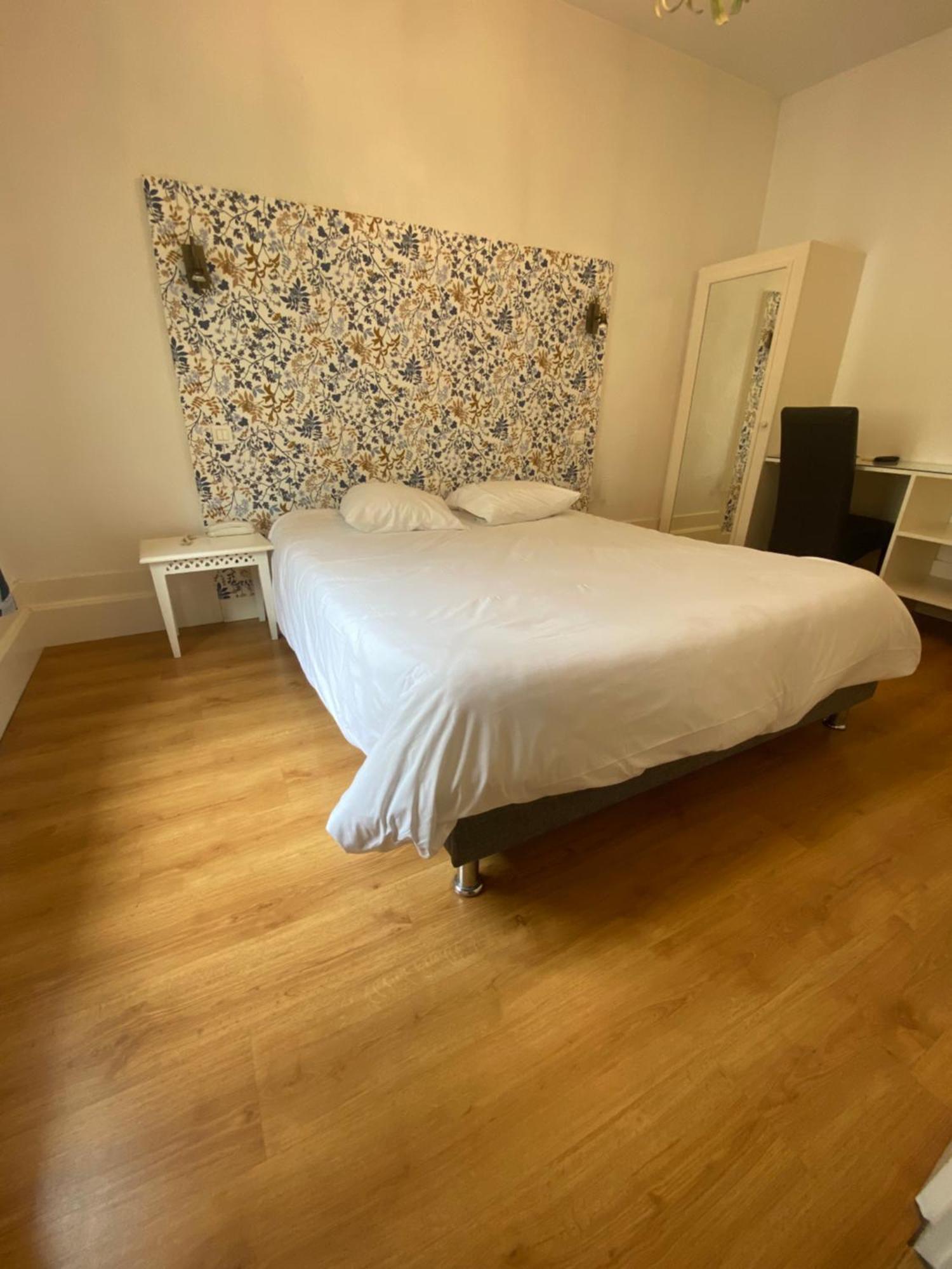 Logis Hotel De La Tour Libourne Exteriör bild