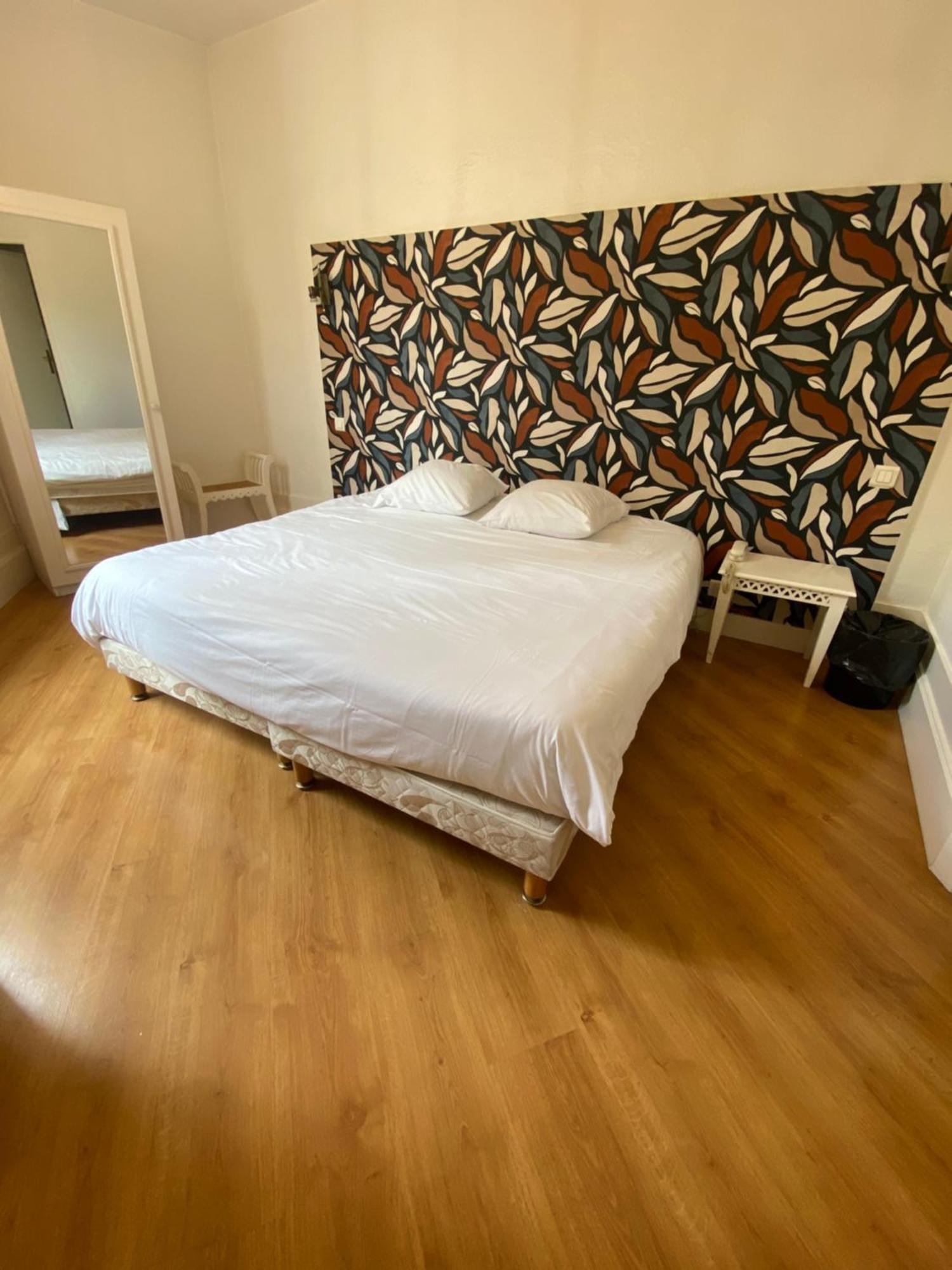 Logis Hotel De La Tour Libourne Exteriör bild