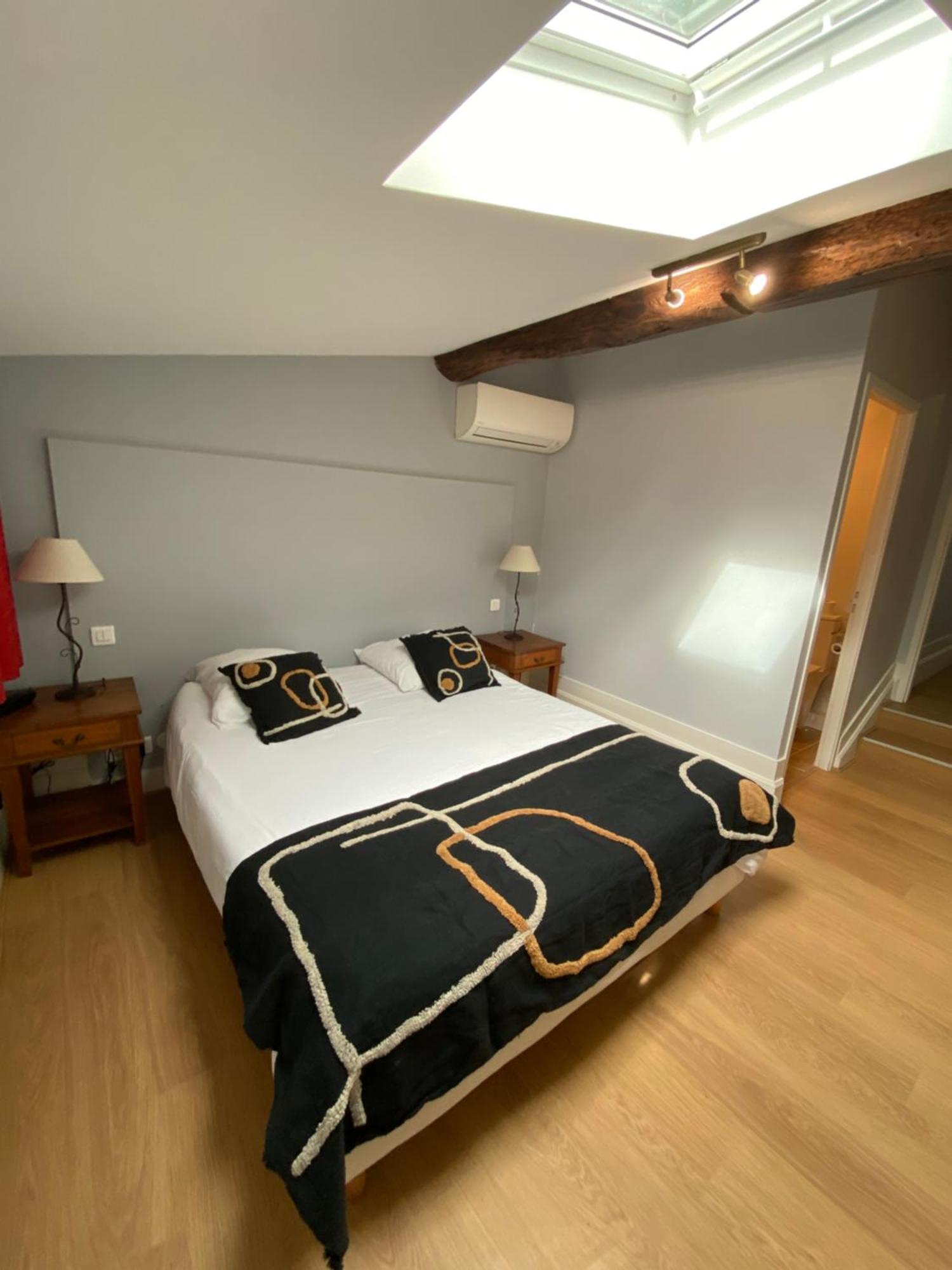 Logis Hotel De La Tour Libourne Exteriör bild