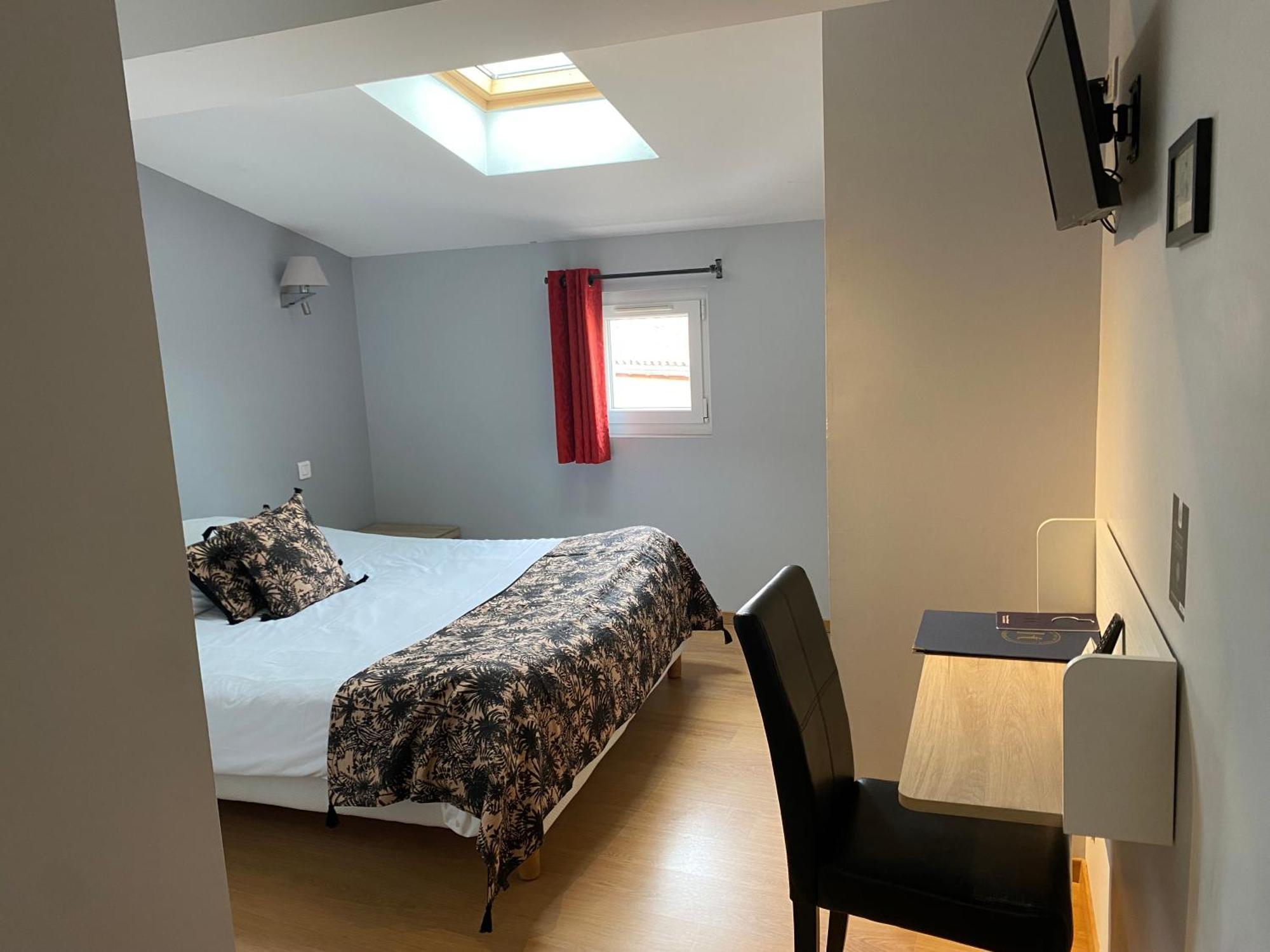Logis Hotel De La Tour Libourne Exteriör bild
